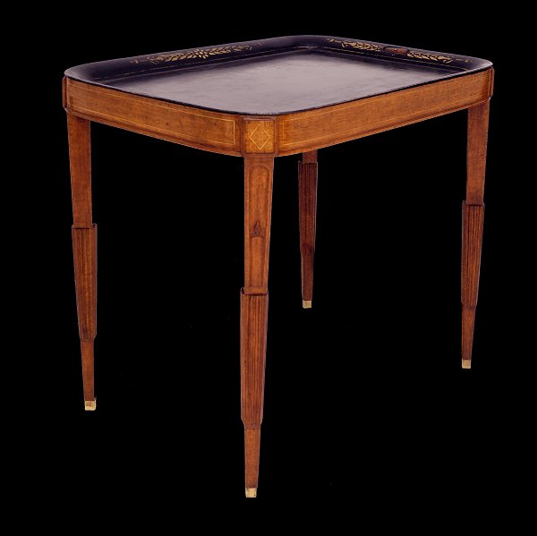 Spätgustavianischer Tabletttisch. Schweden um 1800-20. H: 74cm. Tablett: 76x55cm