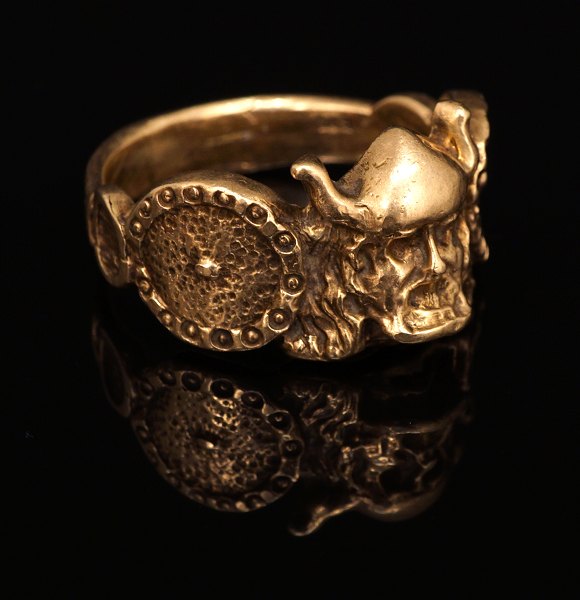 Kräftiger 14kt Goldring mit Wikingermotiv. Ringgr. 71. G: 18gr