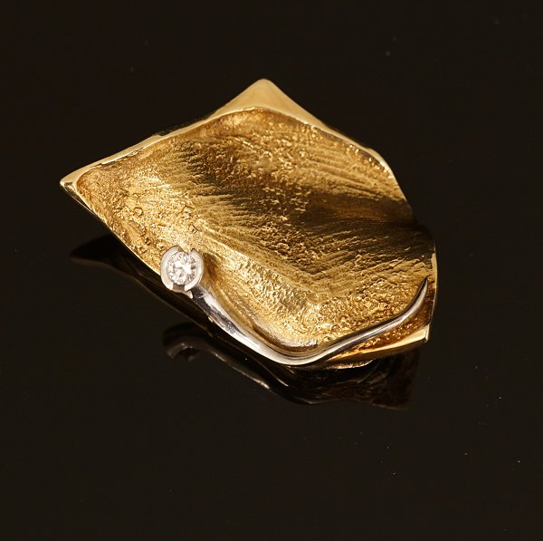 Ole Lynggaard, Denmark: Necklace snap, 14ct gold, with a diamond. Size: 
3,5x2,2cm. W: 12,6gr