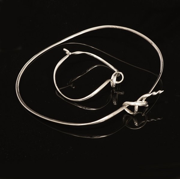 Vivianna Torun Bülow-Hübbe for Georg Jensen: Satz von Armring und Halsring, 
Sterlingsilber. #241