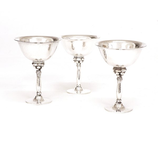 Harald Nielsen for Georg Jensen: A set of three cocktail cups. #479A. H: 10,5cm. 
D: 7,7cm. W: 292gr (3)