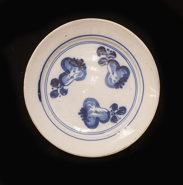 Blaudekorierter Fayenceteller. Kopenhagen um 1740. Signiert. D: 21,5cm