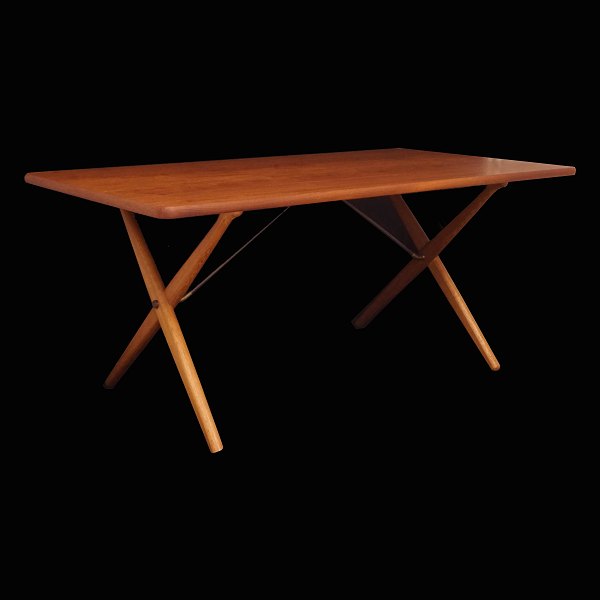 Hans J. Wegner: Savbukkebord med plade i teak og krydsbensstel i eg. H: 72cm. 
Plade: 159x85cm