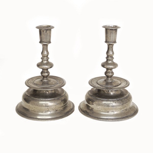 A small pair of Baroque pewter candle sticks. Made circa 1750. H: 16,5cm