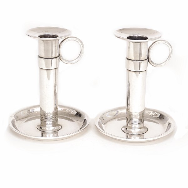 A pair of Hans Hansen Sterlingsilver candlesticks. H: 10,5cm. W: 329gr (both)