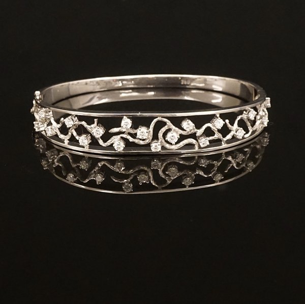 John Rørvig, Copenhagen, Denmark: A 18ct whitegold bangle with 18 diamonds. 
Size: 6,9x5,2cm