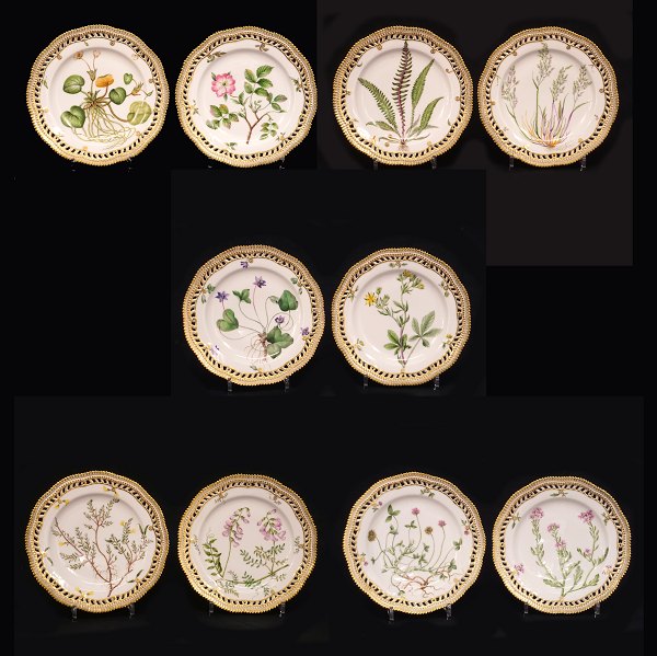 Royal Copenhagen: Sæt på 10 tidlige Flora Danica middagstallerkner. Alle fra 
perioden 1870-1890. D: 25cm