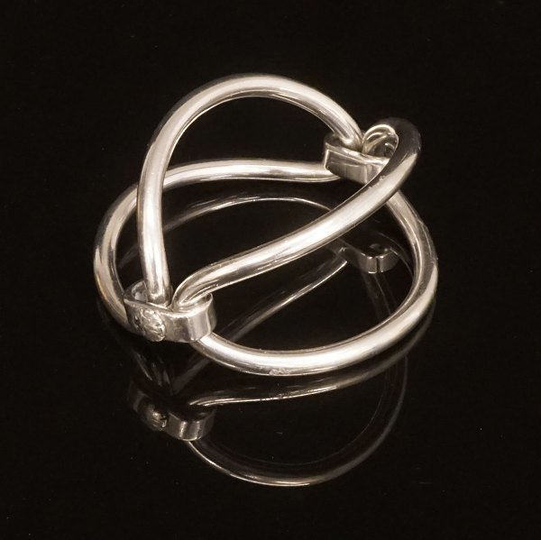 Hans Hansen, Denmark: A sterlingsilver bangle. #256. Size inside: 5,3x5,3cm