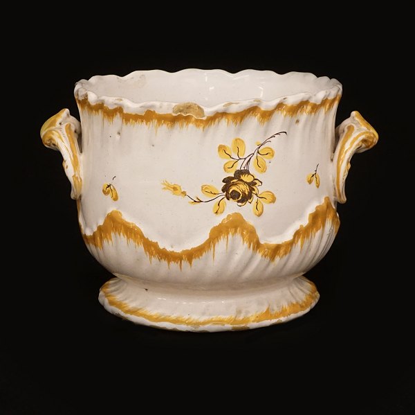 Gelb dekorierter Weinkühler aus Fayence. Signiert, Rörstrand, Schweden, 
14.10.1773. H: 12,6cm