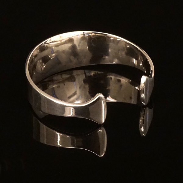 Hans Hansen, Denmark: A sterling silver bangle. Inside: 5,3x5,3cm