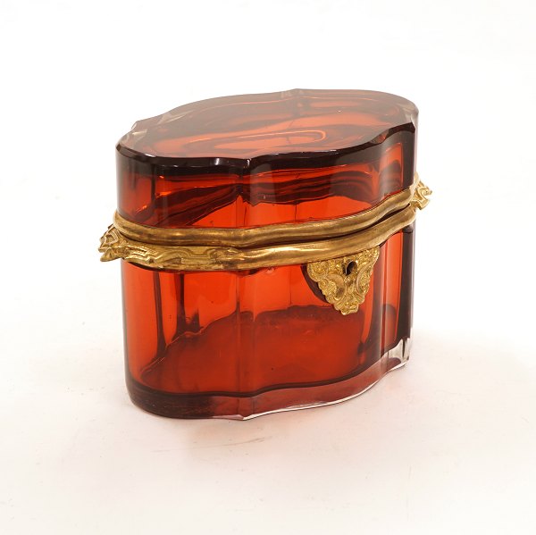 An oval sugar box, glass. France circa 1850. H: 9,5cm. L: 15cm