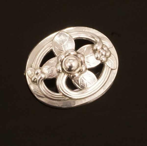 Georg Jensen: Brosche aus Silber. Dessin 138. Masse: 3,3x4cm