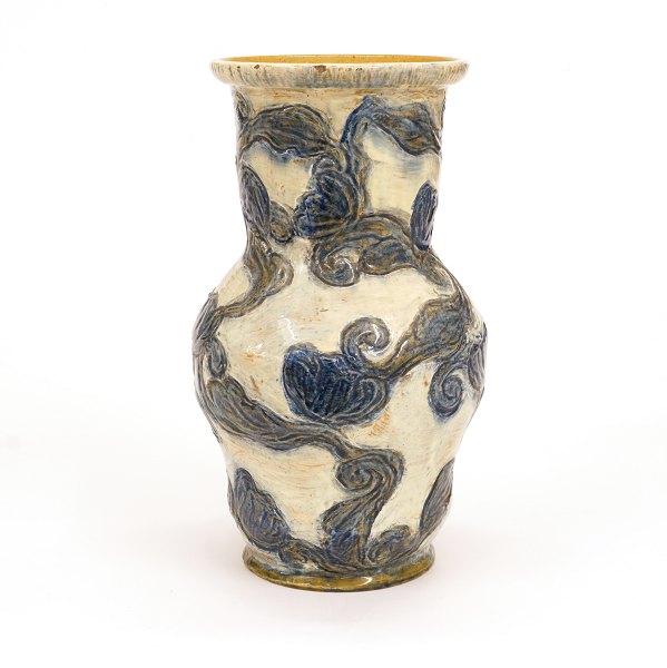 Svend Hammershøi, 1873-1948: Vase med skønvirke mønster fremstillet for Kähler 
og med signatur herfra. Anvendt af Svend Hammershøi som barselsgave til Herman 
J. Kähler 1904. Hidrørende fra Runa Kählers samling. H: 28,8cm