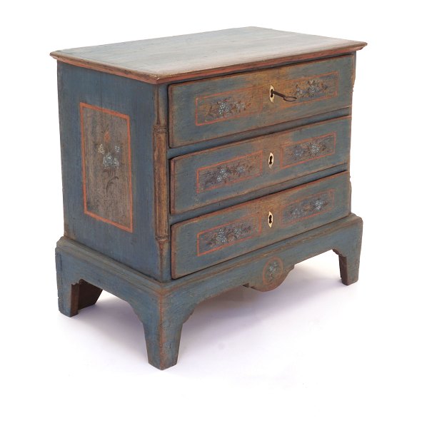 A small Danish 2. half of the 18th century chest of drawers. H: 70cm. Plate: 
72x40cm