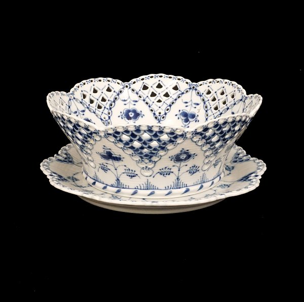 A Royal Copenhagen blue fluted full lace fruit bowl. #1061. H: 10,5cm. D bowl: 
23cm