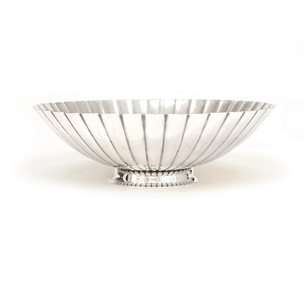 Siegvard Bernadotte für Georg Jensen: Schale aus Sterlingsilber. H: 7,2cm. D: 
22,5cm. G: 478gr