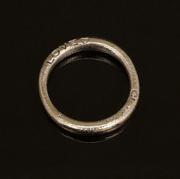 Charlotte Lynggaard, Kopenhagen: "Love"-Ring aus 14kt Weissgold. Ringgr. 54