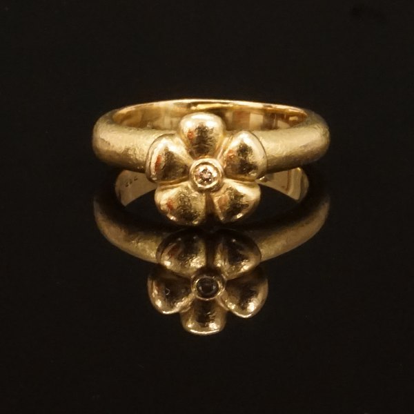 A 14kt golf "Flower" ring by Charlotte Lynggaard, Copenhagen. Ringsize: 58. W. 
8,7gr