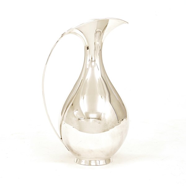 A Sterlingsilver pitcher designed by Kay Fisker for A. Michelsen, Copenhagen. 
Signed and dated 1975. H: 24cm. W: 642gr