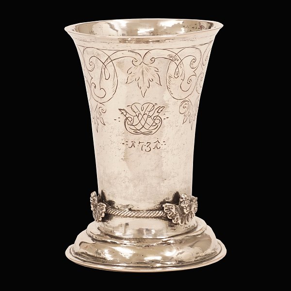 Kerubbæger i sølv af Joen Joensen, Næstved, 1700-56. Prydet med spejlmonogram 
"PKJ" og dateret 1731. Hidrørende fra Hans Tobiesens samling. H: 12,8cm. V: 
232,1gr