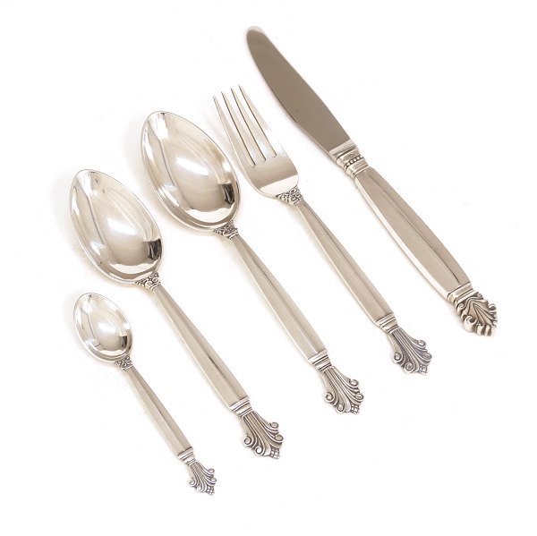 Georg Jensen Königin Sterlingsilberbesteck für 12 Personen und Servierlöffel. 
Insgesamt 61 Teile. Hergestellt in den 1940er Jahren