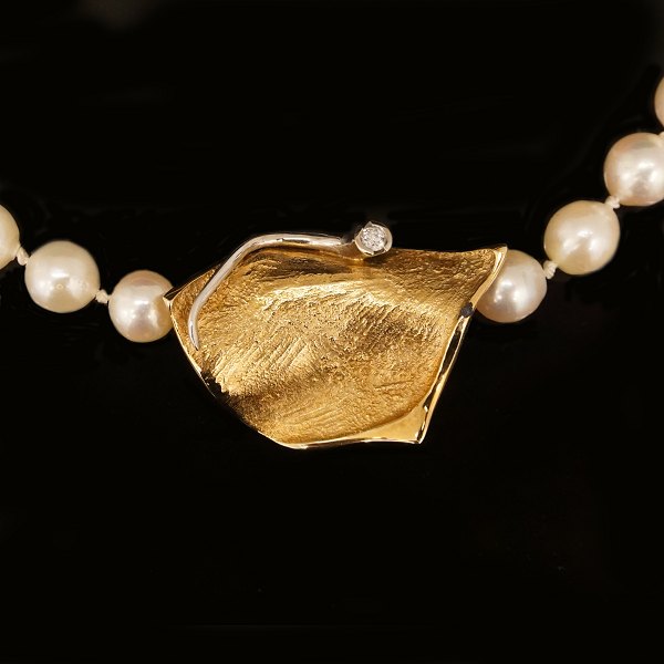 14kt gold clasp by Ole Lynggaard, Copenhagen. Size: 3,5x2,2cm. W: 12,8gr