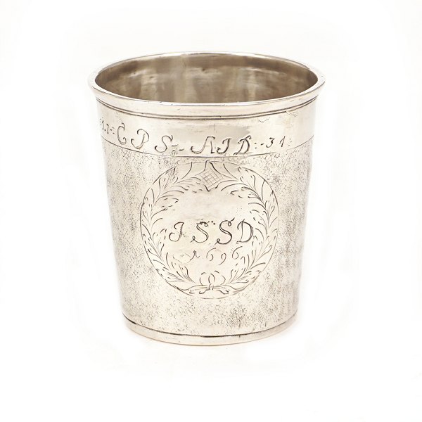 Late 17th century silver cup by Mogens Thommesen Løwenhertz dated 1696. H: 
6,5cm. W: 48gr