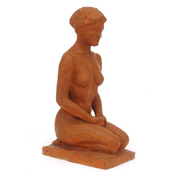 Sculpture of a kneeling woman. H: 40cm. B: 14cm. L: 22cm