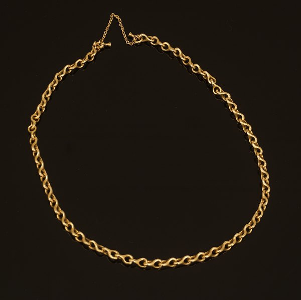 18kt gold necklace by Ole Lynggaard, Copenhagen. L: 54cm. W: 75,3gr