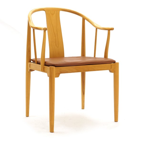 Chinastuhl von Hans J. Wegner aus Kirsch. Design von Hans J. Wegner 1944. 
Hergestellt von Fritz Hansen in den 1980er Jahren. Sehr guter Zustand. Wir haben 
vier Stück, die als Satz verwendet werden können. H. 82cm. Hs: 45cm