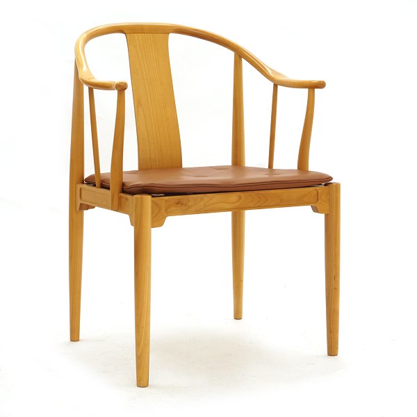 Kinastolen af Hans J. Wegner i lyst kirsebærtræ med ny cognacfarvet læderhynde. 
Formgivet af Hans J. Wegner 1944. Fremstillet af Fritz Hansen begyndelsen af 
1980erne. 4 stk på lager. Kan anvendes som sæt