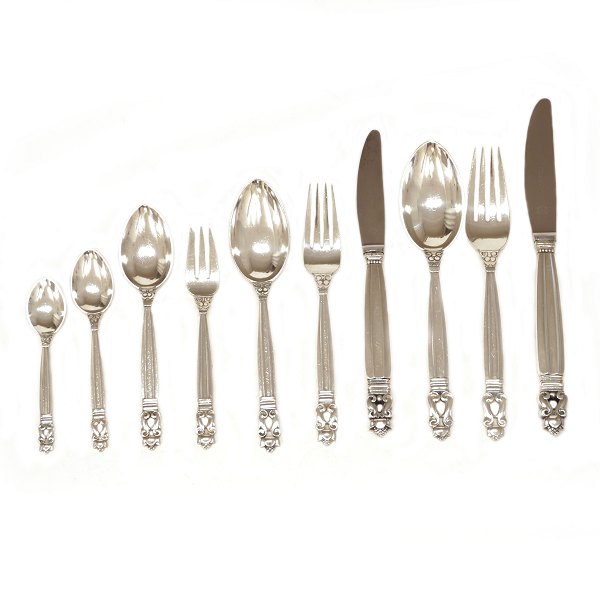 Georg Jensen König / Acorn Silberbesteck. Mittags- und Frühstückbesteck für 12 
Personen und div. Auflegeteile. Insgesamt 147 Teile