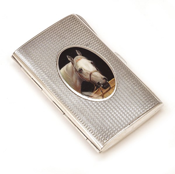 Small sterling silver box with the portrait of a horse. Size: 8,3x5,1x1,3cm. W: 
86,8gr