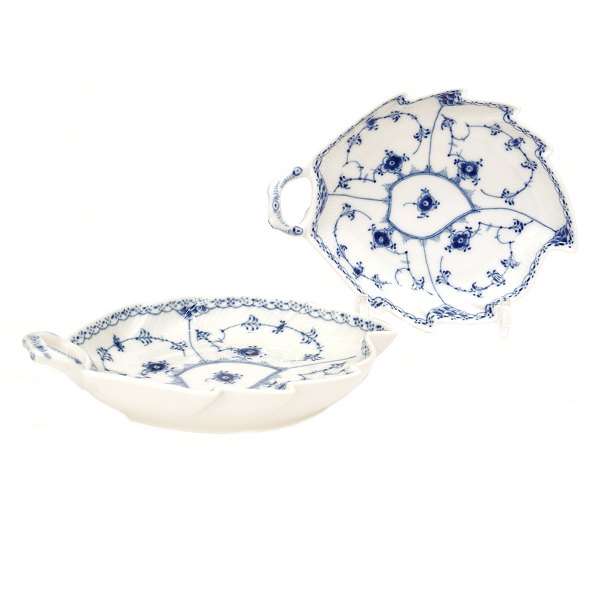 Pair of Royal Copenhagen blue fluted half lace plates #548. Size: 23x18cm