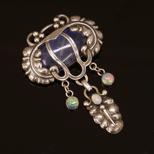 Kay Bojesen broche. Kay Bojesen, 1886-1958, broche af sølv med labradorit og 
opaler. Fremstillet i sterlingsølv i perioden 1913-20. Mål: 5x7,5cm