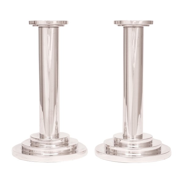 Pair of sterlingsilver candlesticks by Holmsted. H: 21cm. W: 801gr