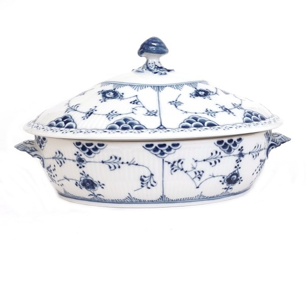 Royal Copenhagen blue fluted half lace tureen #622. L: 28cm