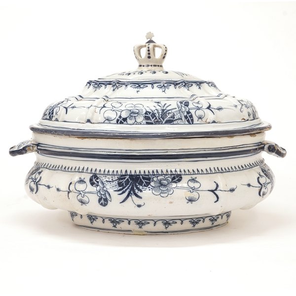 Faience tureen by St. Kongensgade, Copenhagen, circa 1750. H: 27cm. L: 40cm