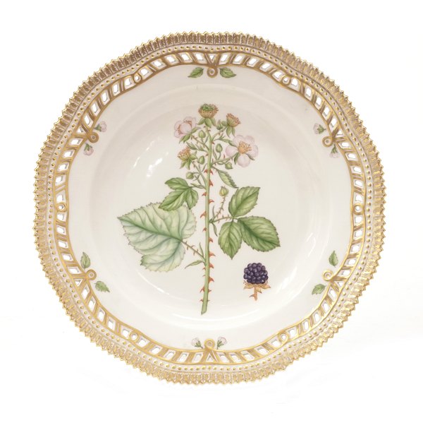 Royal Copenhagen Flora Danica dinner plate 3553. "Rubus vestitus Whe.". D: 
25,5cm