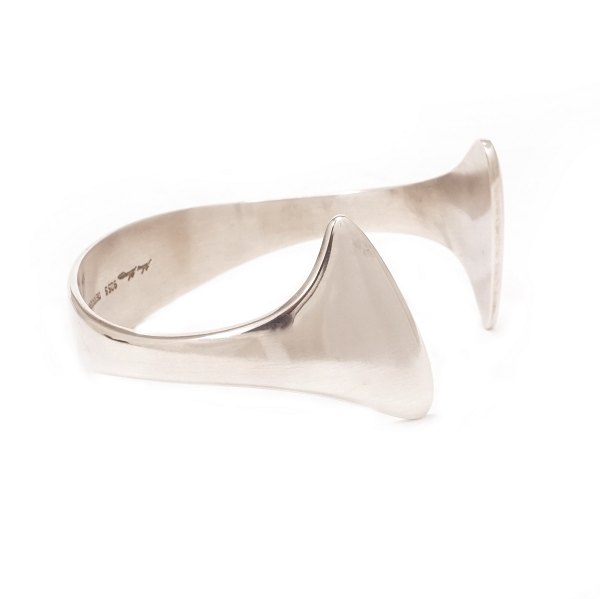 Hans Hansen Sterlingsilber Armring. Gestempelt Hans Hansen. Grösse innen. Masse 
innen: 6,1x5,5cm