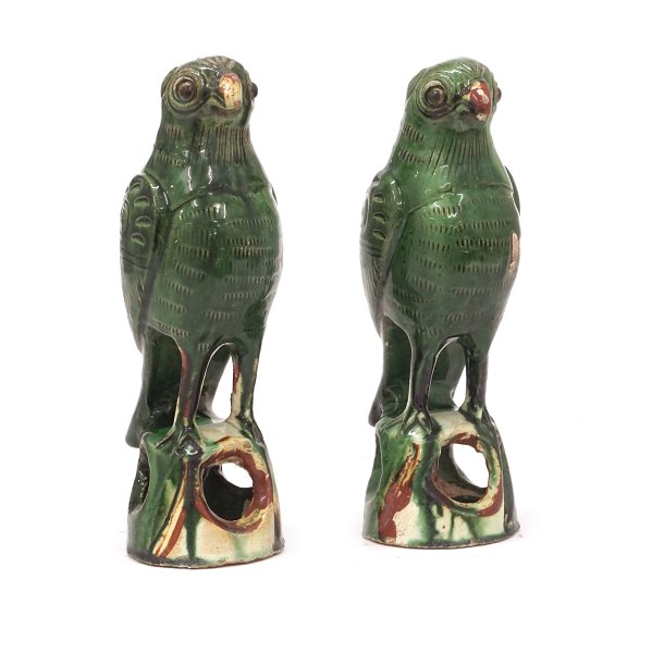 Pair of green glazed ceramic parrots. China end of the Qing Dynasty. H: 21cm