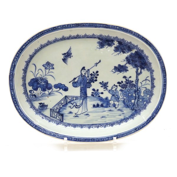 Ovalt dybt blådekoreret kinesisk fad i porcelæn. Qing dynastiet 18. århundrede. 
Mål: 33x25cm