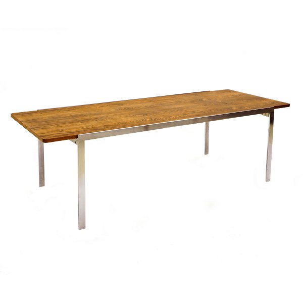 Arne Jacobsen Sofatisch AJ 3501, Chrom und Palisander. Guter Zustand. Leicht 
patiniert. H: 48cm. Platte: 150x60cm