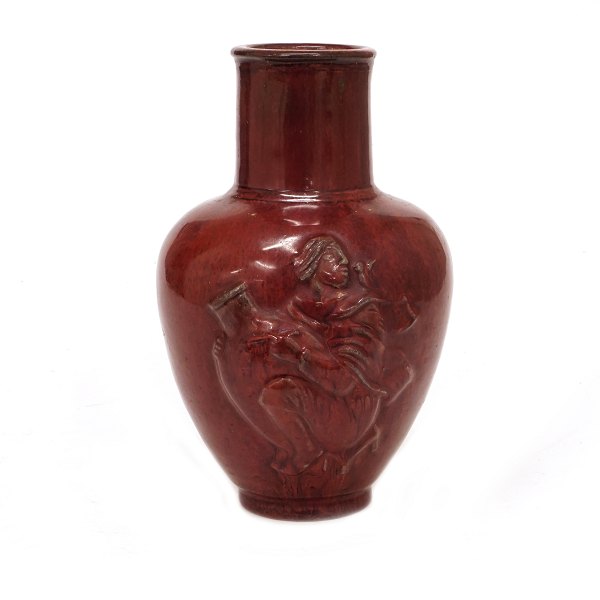 Vase med okseblodsglasur prydet med religiøse motiver i relief fremstillet af 
Jais Nielsen for Royal Copenhagen  modelnummer 20247. H: 23cm