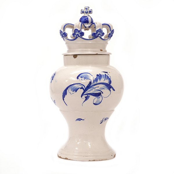 Potpourrivase i blådekoreret fajance fra Slesvig i Johann Rambusch periode, 
1758-73. H: 33cm