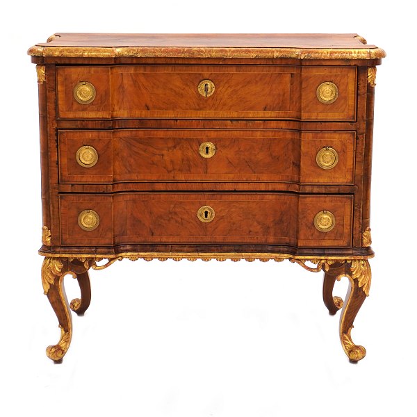 Nortgerman 18th century gilt and walnut veneered commode. Manufactured by 
Köster, Altona, circa 1770. H: 82cm. Platte: 88x47cm