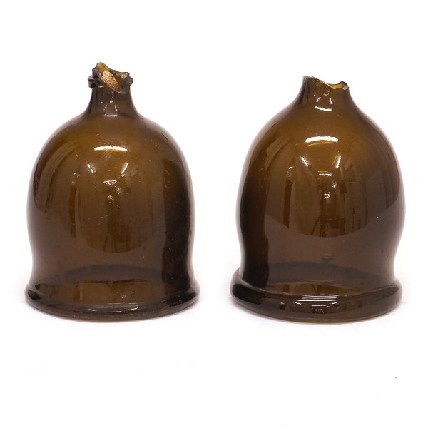 Ein Paar Gartenglocken aus Glas. Holmegaard um 1853. H: 11cm