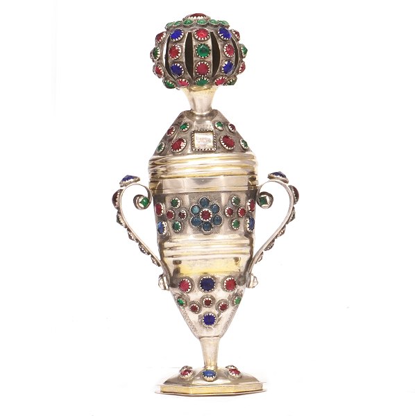Aussergewöhnlich grosse Riechdsoe mit 149 Glassteinen von Dethlefsen, 
Sonderburg, um 1830. H: 15cm