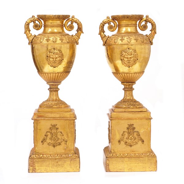 Ein Paar Prachtvasen aus vergoldetem Holz. Mit Etikett von dem Hofzuckerbäcker 
August Dehne, Wien, um 1815. H: 49cm