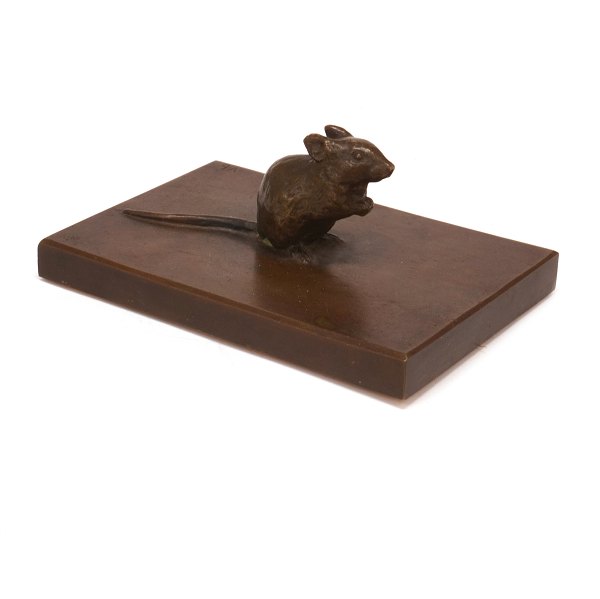 Vilhelm Bissen, 1836-1913, Bronzenfigur in Form von einer Maus. Signiert. H: 
6,5cm. Fuss: 10x14,5cm